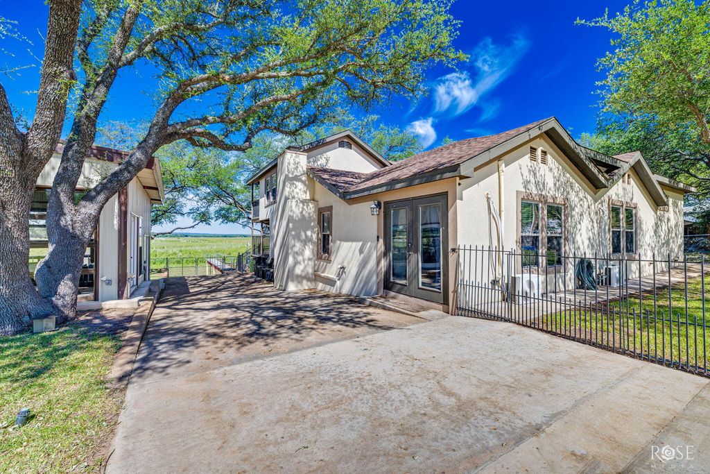 Image 5 of property listing at 216 Wheat Circle, Blackwell, TX 79506