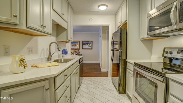 42 Wellington, 42, Bristol, TN 37620