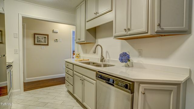 42 Wellington, 42, Bristol, TN 37620
