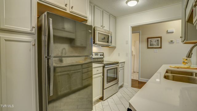 42 Wellington, 42, Bristol, TN 37620