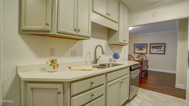 42 Wellington, 42, Bristol, TN 37620