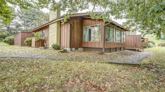 42 Wellington, 42, Bristol, TN 37620