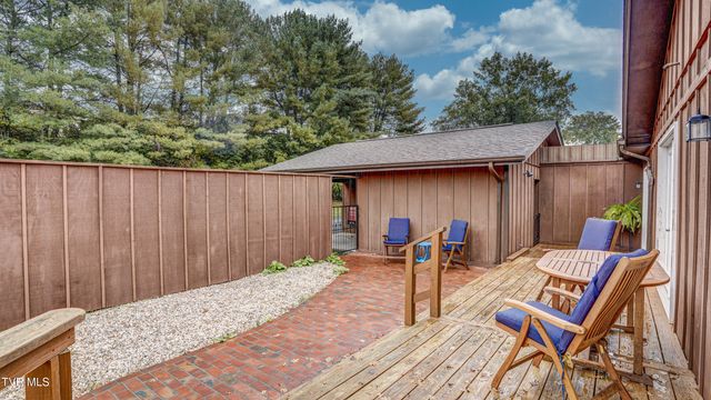 42 Wellington, 42, Bristol, TN 37620