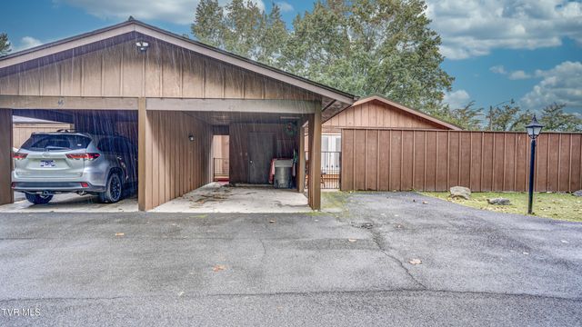 42 Wellington, 42, Bristol, TN 37620