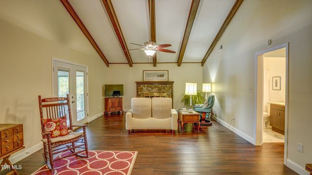 42 Wellington, 42, Bristol, TN 37620