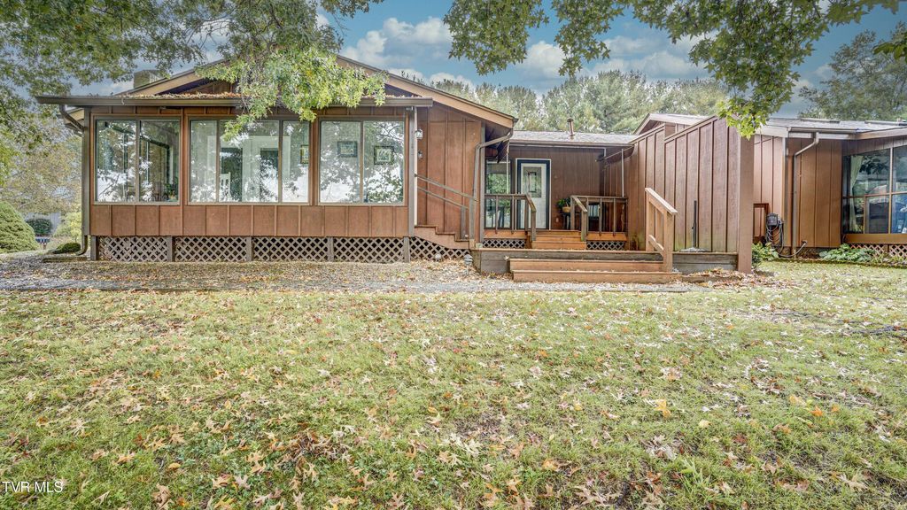 42 Wellington, 42, Bristol, TN 37620