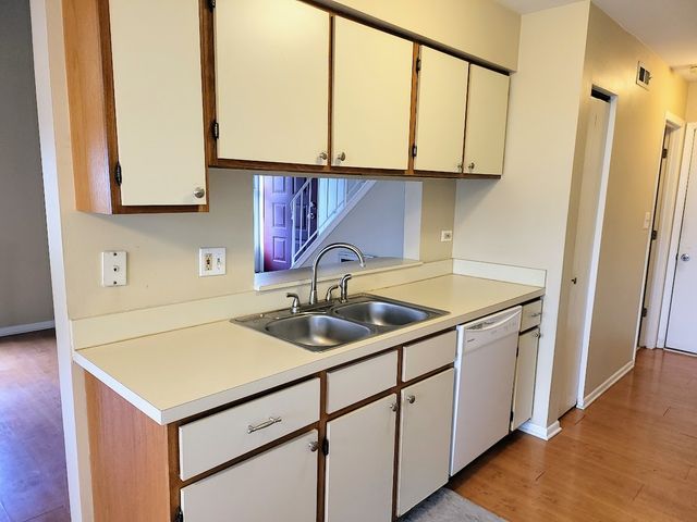 216 Ivy Court, Streamwood, IL 60107