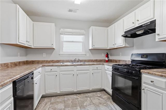 2879 Two Lake Circle, Atlanta, GA 30349