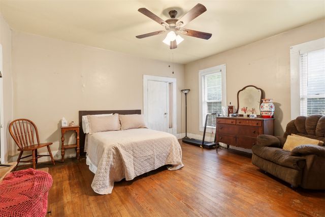 908 N Winnetka Avenue, Dallas, TX 75208