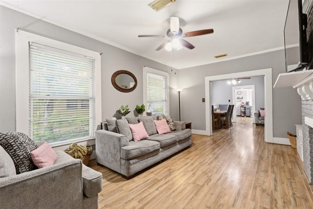 908 N Winnetka Avenue, Dallas, TX 75208