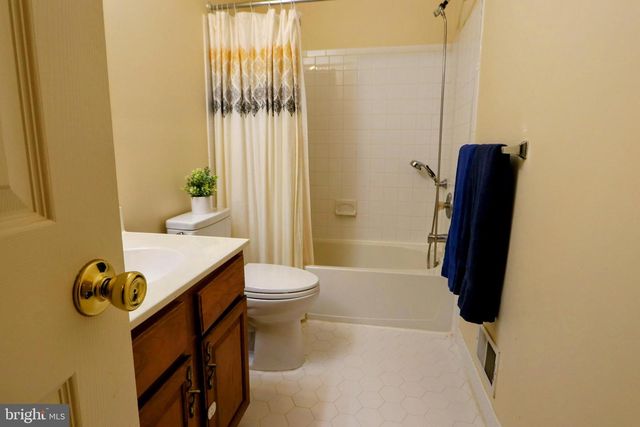 34 WINDSOR POND RD, Princeton Junction, NJ 08550