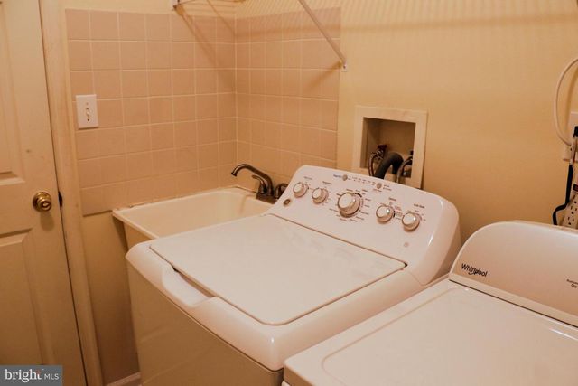 34 WINDSOR POND RD, Princeton Junction, NJ 08550