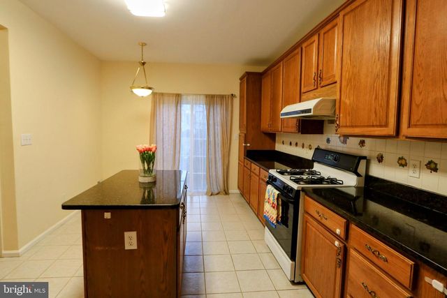 34 WINDSOR POND RD, Princeton Junction, NJ 08550