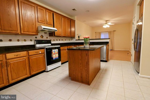 34 WINDSOR POND RD, Princeton Junction, NJ 08550