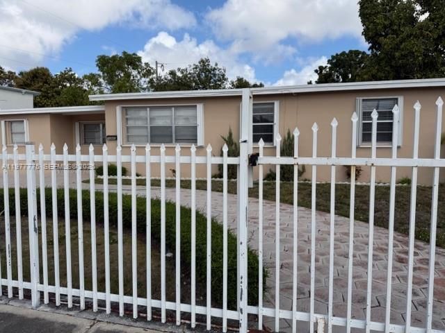10945 SW 41st St, Miami, FL 33165