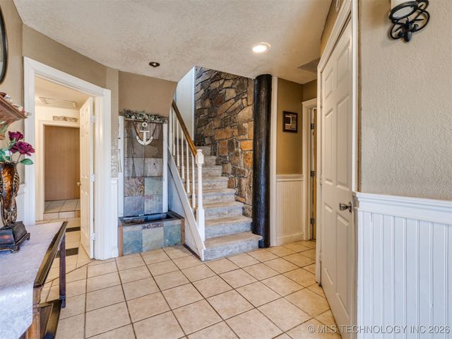 2 W Diamond Head Drive, Sand Springs, OK 74063