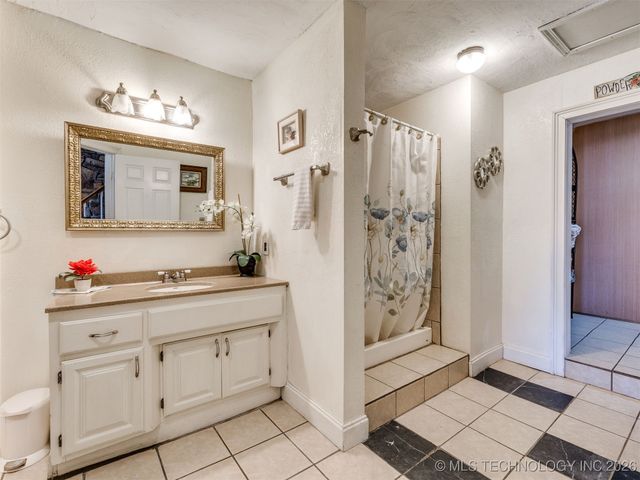 2 W Diamond Head Drive, Sand Springs, OK 74063