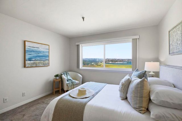 4015 Crown Point Dr P6, San Diego, CA 92109