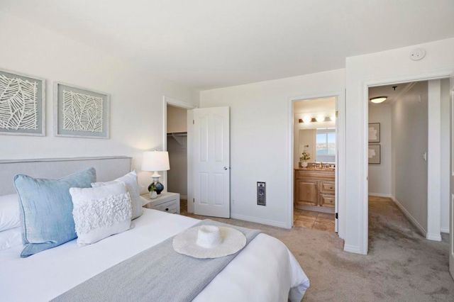 4015 Crown Point Dr P6, San Diego, CA 92109
