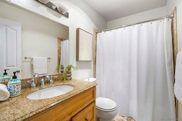 4015 Crown Point Dr P6, San Diego, CA 92109