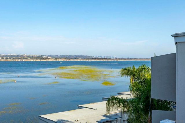 4015 Crown Point Dr P6, San Diego, CA 92109