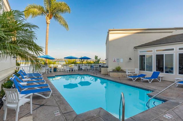 4015 Crown Point Dr P6, San Diego, CA 92109