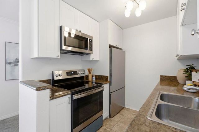 4015 Crown Point Dr P6, San Diego, CA 92109
