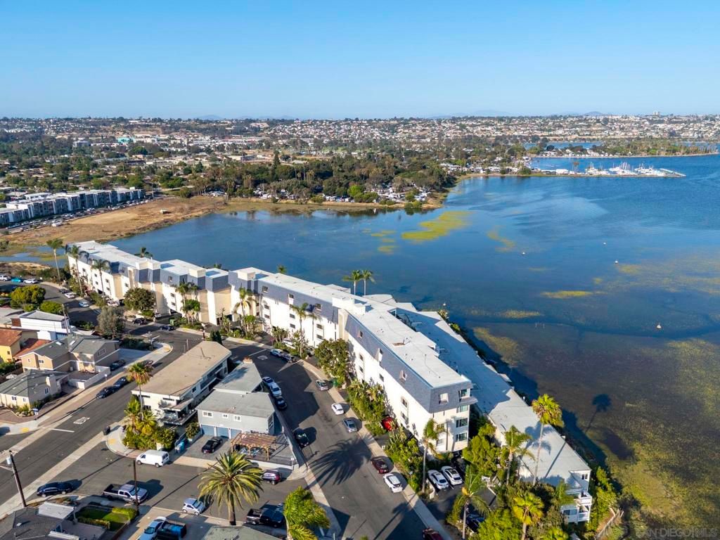 Image 33 of property listing at 4015 Crown Point Dr P6, San Diego, CA 92109