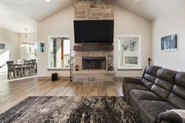 170 Rolling Hills Boulevard, Alvord, TX 76225