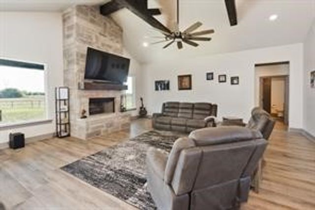 170 Rolling Hills Boulevard, Alvord, TX 76225