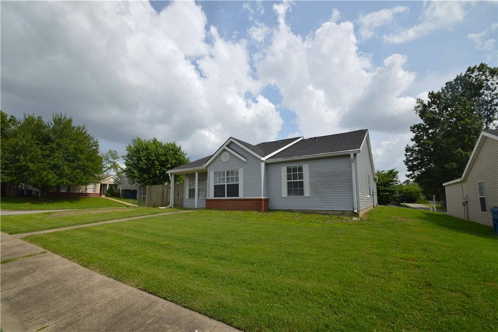 212 SE 17th Street, Bentonville, AR 72712