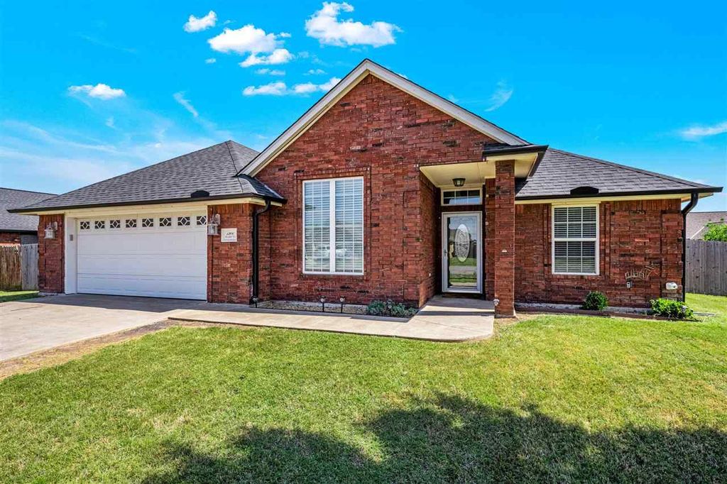 1206 Hershel Dr, Elgin, OK 73538