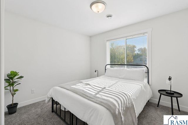 2084 E Reaney Avenue, St. Paul, MN 55119