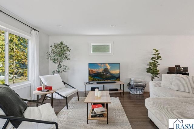 2084 E Reaney Avenue, St. Paul, MN 55119