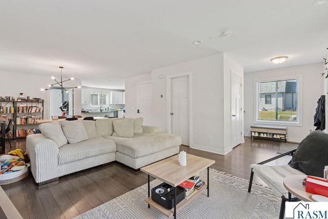 2084 E Reaney Avenue, St. Paul, MN 55119