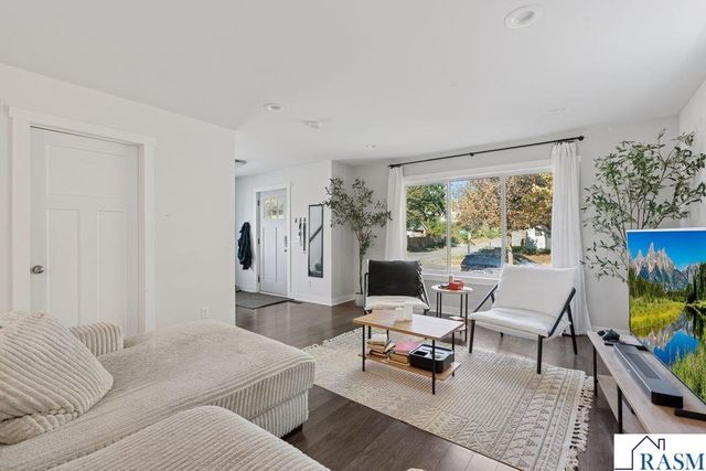 2084 E Reaney Avenue, St. Paul, MN 55119