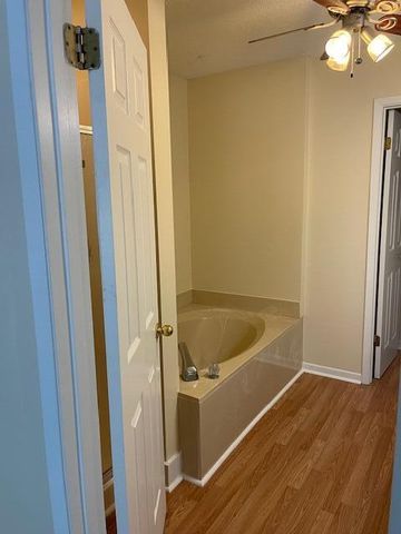 810 Fairway Lakes Drive, Niceville, FL 32578