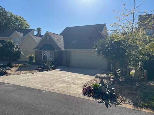 810 Fairway Lakes Drive, Niceville, FL 32578