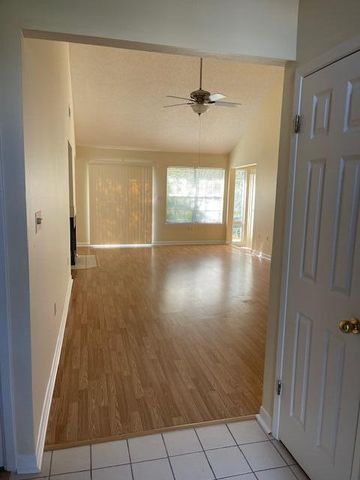 810 Fairway Lakes Drive, Niceville, FL 32578