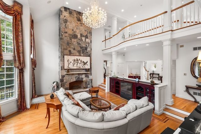 8 Stratford Way, Lincoln, MA 01773
