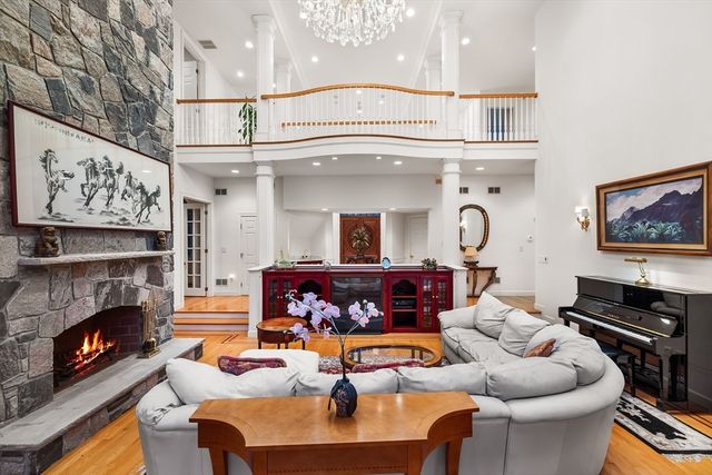 8 Stratford Way, Lincoln, MA 01773