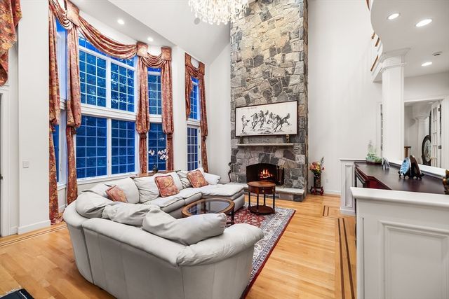 8 Stratford Way, Lincoln, MA 01773