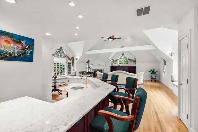 8 Stratford Way, Lincoln, MA 01773