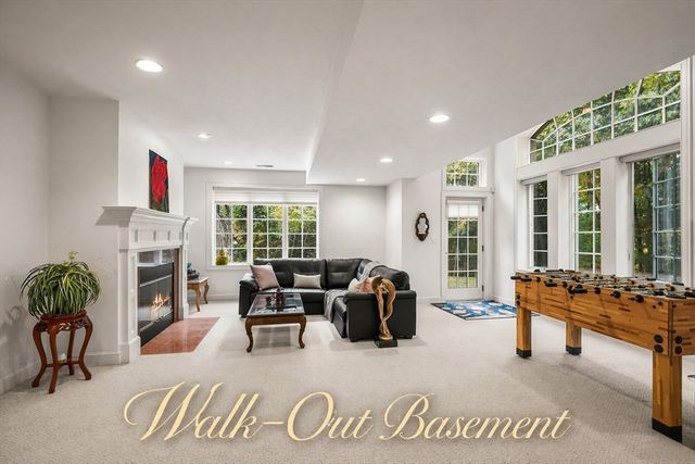 8 Stratford Way, Lincoln, MA 01773