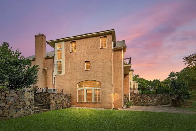 8 Stratford Way, Lincoln, MA 01773