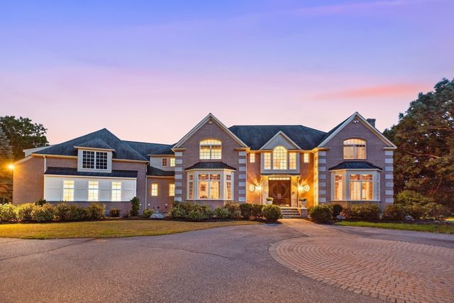 8 Stratford Way, Lincoln, MA 01773