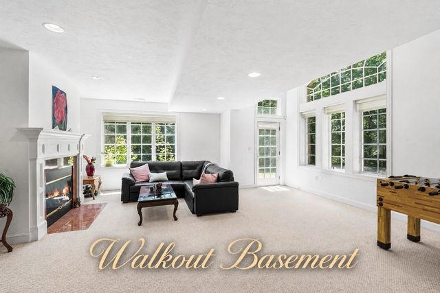 8 Stratford Way, Lincoln, MA 01773