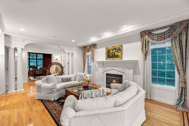 8 Stratford Way, Lincoln, MA 01773