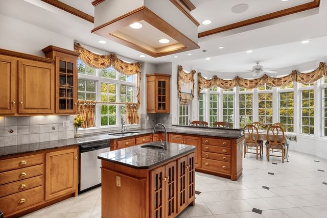 8 Stratford Way, Lincoln, MA 01773