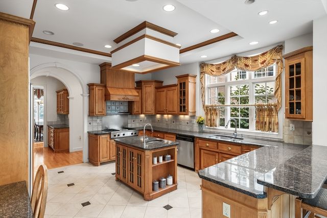 8 Stratford Way, Lincoln, MA 01773